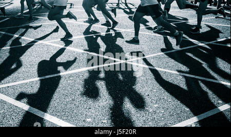 Guide di scorrimento delle ombre sulla strada durante la città la gara su strada. Foto Stock