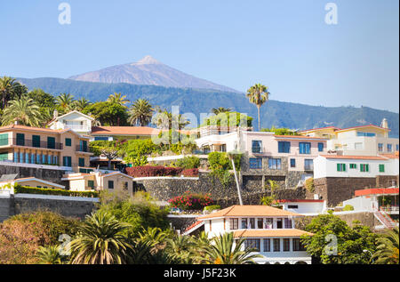 Puerto de la Cruz, Tenerife, Isole Canarie, Spagna. Vista del monte Teide dalla spiaggia. Foto Stock