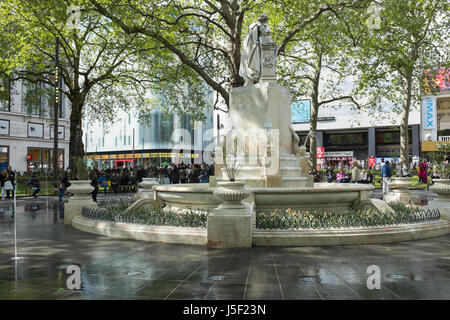 I turisti intorno alla fontana nel cuore di Leicester Square Foto Stock