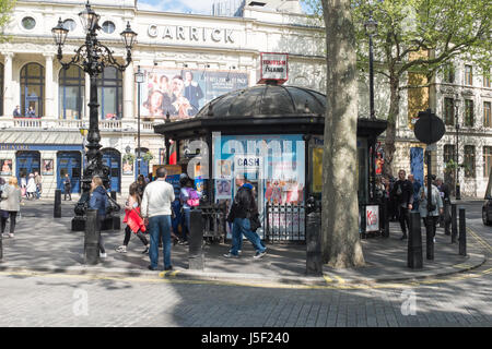 Turismo isola caso venditore di biglietti in Charing Cross Road nel West End di Londra Foto Stock