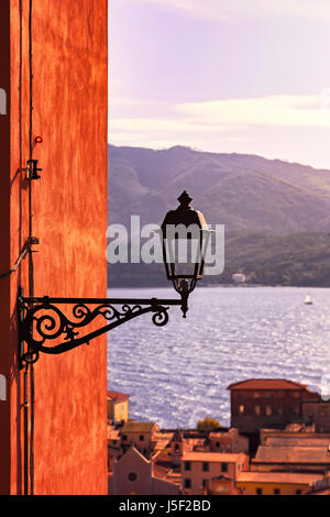 Elba, Portoferraio lampione vista sul mare sul tramonto. Toscana, Italia Europa Foto Stock