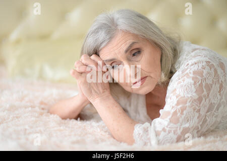 Bella triste donna anziana close-up Foto Stock