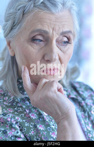 Bella triste donna anziana close-up Foto Stock