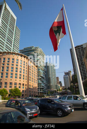 Gigante bandiera libanese nella parte anteriore del lusso edifici residenziali nel distretto centrale, Governatorato di Beirut, Beirut, Libano Foto Stock