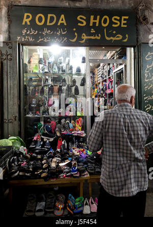 Negozio di scarpe nel souk, Sud Governatorato, pneumatico, Libano Foto Stock