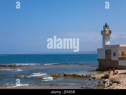 Faro su una spiaggia, Sud Governatorato, pneumatico, Libano Foto Stock