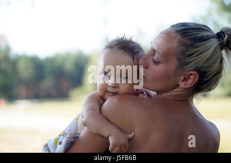 Felice madre e figlio nella foresta Foto Stock