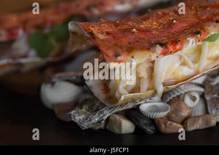 Piatto di snow crab gambe sulla piastra nera. Messa a fuoco selettiva. Foto Stock