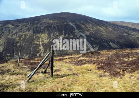 La montagna scozzese Graham Meall un' Mhuic dalle pendici occidentali del Corbett Beinn Dearg in Glen Lyon, Highlands scozzesi,Scozia UK. Foto Stock