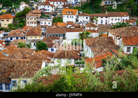 Elevato angolo di visione del paesaggio urbano: Ouro Preto, una storica città coloniale (Patrimonio Mondiale dell'Unesco), Minas Gerais, Brasile Foto Stock
