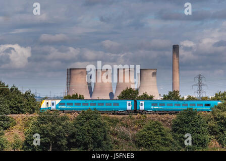 Arrivare DMU diesel treno passa Fiddlers Ferry power station. Foto Stock