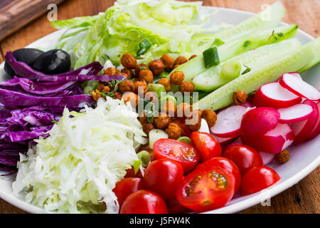 Vegano sana insalata di verdure assortimento, tritato,insalata di cavolo rosso,pomodori, cetrioli,il cavolo rapa, croccante arrosto di ceci Foto Stock