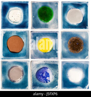 Raccolta di blu smaltate a mano le piastrelle di ceramica con altri punti di colore in mezzo isolato su sfondo bianco. Ceramiche colorate gli oggetti artigianali. Foto Stock