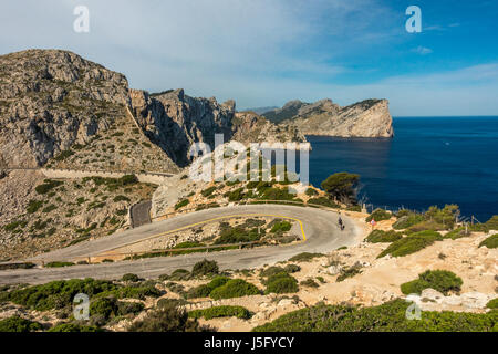 Le belle strade panoramiche del Cap de Formentor con ciclista persona a Maiorca Maiorca, isole Baleari, Spagna Foto Stock
