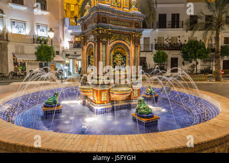 La piazza principale di Vejer de la Frontera, dotato di una bella fontana con colorate piastrelle di ceramica, Cadiz, Spagna Foto Stock