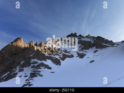 Gruppo di escursionisti sul pendio nevoso di prima mattina. La Turchia, centrale sui monti Taurus, Aladaglar (Anti Taurus). Foto Stock