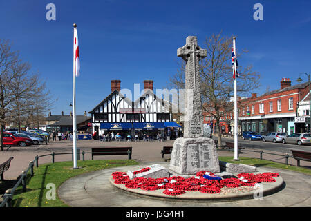 Monumento ai caduti nel centro di Biggleswade, nella contea di Bedfordshire, Inghilterra, Regno Unito Foto Stock