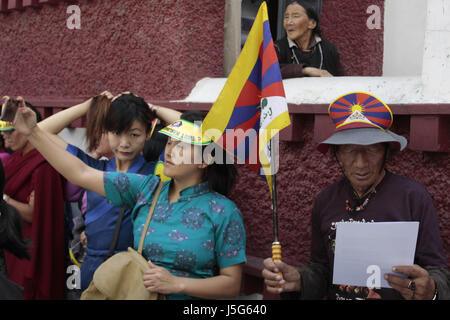 Dharamshala, India. Il 17 maggio 2017. Un esilio in tibetano Donne prende un selfie durante una manifestazione di protesta a rilasciare immediatamente dei loro leader religiosi Gedhun Choekyi Nyima, xi Panchen Lama, che è stato messo agli arresti domiciliari da parte delle autorità cinesi nell'anno 1995 in Tibet, a Dharamshala, mercoledì. Credito: Shailesh Bhatnagar/Pacific Press/Alamy Live News Foto Stock