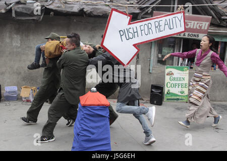 Dharamshala, India. Il 17 maggio 2017. Esilio in tibetani emanare un gioco di strada di rapire i loro leader religiosi Gedhun Choekyi Nyima, xi Panchen Lama da poliziotti cinesi, durante una manifestazione di protesta in Dharamshala mercoledì. Credito: Shailesh Bhatnagar/Pacific Press/Alamy Live News Foto Stock