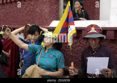 Dharamshala, India. Il 17 maggio 2017. Un esilio in tibetano Donne prende un selfie durante una manifestazione di protesta a rilasciare immediatamente dei loro leader religiosi Gedhun Choekyi Nyima, xi Panchen Lama, che è stato messo agli arresti domiciliari da parte delle autorità cinesi nell'anno 1995 in Tibet, a Dharamshala, mercoledì. Credito: Shailesh Bhatnagar/Pacific Press/Alamy Live News Foto Stock