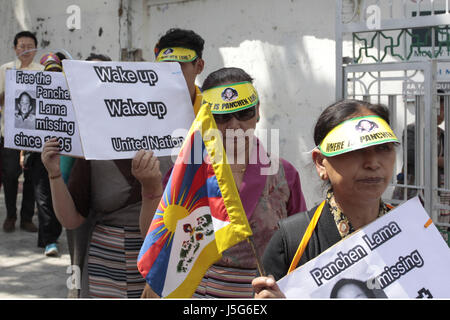 Dharamshala, India. Il 17 maggio 2017. Buddhisti tibetani monache che partecipano al corteo di protesta come sono titolari di cartelloni dei loro leader religiosi Gedhun Choekyi Nyima, xi Panchen Lama, che è stato messo agli arresti domiciliari dalle autorità cinesi nell'anno 1995 in Tibeta, a Dharamshala mercoledì. Credito: Shailesh Bhatnagar/Pacific Press/Alamy Live News Foto Stock