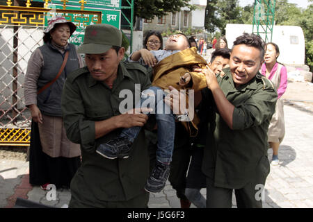 Dharamshala, India. Il 17 maggio 2017. Esilio in tibetani emanare un gioco di strada di rapire i loro leader religiosi Gedhun Choekyi Nyima, xi Panchen Lama da poliziotti cinesi, durante una manifestazione di protesta in Dharamshala mercoledì. Credito: Shailesh Bhatnagar/Pacific Press/Alamy Live News Foto Stock