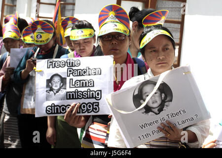 Dharamshala, India. Il 17 maggio 2017. Buddhisti tibetani monache che partecipano al corteo di protesta come sono titolari di cartelloni dei loro leader religiosi Gedhun Choekyi Nyima, xi Panchen Lama, che è stato messo agli arresti domiciliari dalle autorità cinesi nell'anno 1995 in Tibeta, a Dharamshala mercoledì. Credito: Shailesh Bhatnagar/Pacific Press/Alamy Live News Foto Stock