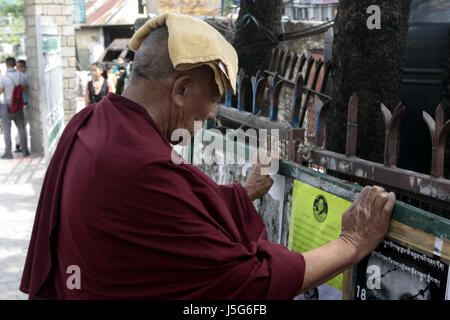 Dharamshala, India. Il 17 maggio 2017. Buddhisti tibetani lama la lettura di un poster del loro leader religiosi Gedhun Choekyi Nyima, xi Panchen Lama, come egli è stato messo agli arresti domiciliari dalle autorità cinesi in yar 1995 in Tibet, durante una manifestazione di protesta in Dharamshala mercoledì. Credito: Shailesh Bhatnagar/Pacific Press/Alamy Live News Foto Stock