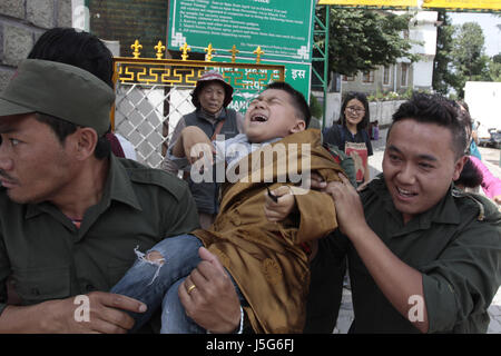 Dharamshala, India. Il 17 maggio 2017. Esilio in tibetani emanare un gioco di strada di rapire i loro leader religiosi Gedhun Choekyi Nyima, xi Panchen Lama da poliziotti cinesi, durante una manifestazione di protesta in Dharamshala mercoledì. Credito: Shailesh Bhatnagar/Pacific Press/Alamy Live News Foto Stock