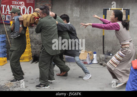 Dharamshala, India. Il 17 maggio 2017. Esilio in tibetani emanare un gioco di strada di rapire i loro leader religiosi Gedhun Choekyi Nyima, xi Panchen Lama da poliziotti cinesi, durante una manifestazione di protesta in Dharamshala mercoledì. Credito: Shailesh Bhatnagar/Pacific Press/Alamy Live News Foto Stock