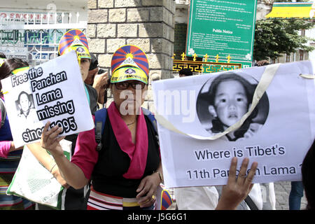 Dharamshala, India. Il 17 maggio 2017. Buddhisti tibetani monache che partecipano al corteo di protesta come sono titolari di cartelloni dei loro leader religiosi Gedhun Choekyi Nyima, xi Panchen Lama, che è stato messo agli arresti domiciliari dalle autorità cinesi nell'anno 1995 in Tibeta, a Dharamshala mercoledì. Credito: Shailesh Bhatnagar/Pacific Press/Alamy Live News Foto Stock