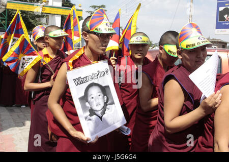 Dharamshala, India. Il 17 maggio 2017. Buddhisti tibetani monache che partecipano al corteo di protesta come sono titolari di cartelloni dei loro leader religiosi Gedhun Choekyi Nyima, xi Panchen Lama, che è stato messo agli arresti domiciliari dalle autorità cinesi nell'anno 1995 in Tibeta, a Dharamshala mercoledì. Credito: Shailesh Bhatnagar/Pacific Press/Alamy Live News Foto Stock