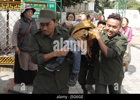 Dharamshala, India. Il 17 maggio 2017. Esilio in tibetani emanare un gioco di strada di rapire i loro leader religiosi Gedhun Choekyi Nyima, xi Panchen Lama da poliziotti cinesi, durante una manifestazione di protesta in Dharamshala mercoledì. Credito: Shailesh Bhatnagar/Pacific Press/Alamy Live News Foto Stock