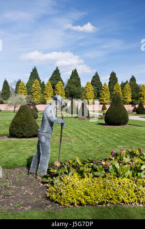 Un filo di una scultura in il giardino di rose a Newstead Abbey nel Nottinghamshire, England Regno Unito Foto Stock