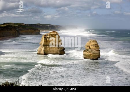 Drammatica vista di due dei "Dodici Apostoli' ammassamenti calcarei, in mare in Victoria, Australia. Foto Stock