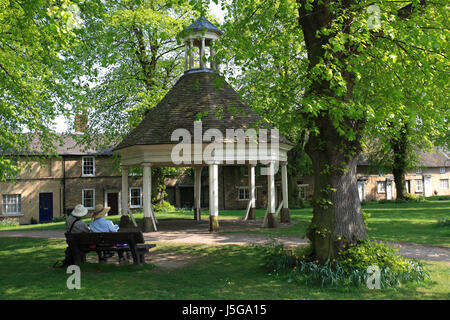 La molla, il villaggio verde al villaggio di Harrold, Bedfordshire County, England, Regno Unito Foto Stock