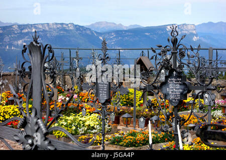 Aldino chiesa del cimitero con il paesaggio alpino in background, Aldino, Alto Adige, Italia Foto Stock