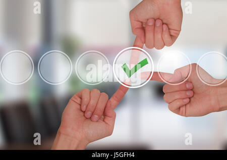 Lavoro di squadra mani toccano il segno di spunta sul schermo virtuale. La tecnologia aziendale concetto. Isolato su office. Immagine di stock Foto Stock