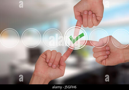 Lavoro di squadra mani toccano il segno di spunta sul schermo virtuale. La tecnologia aziendale concetto. Isolato su office. Immagine di stock Foto Stock