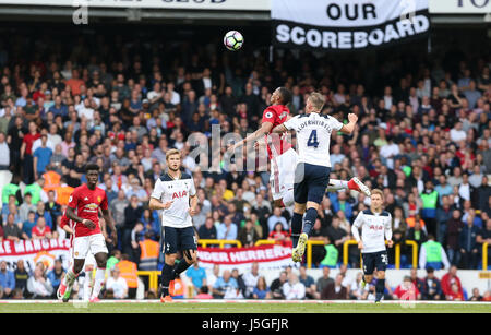 Toby Alderweireld del Tottenham Hotspur sfide Anthony Martial del Manchester United per una testata durante il match di Premier League tra Tottenham Hotspur e il Manchester United White Hart Lane a Londra. 14 maggio 2017 solo uso editoriale . No merchandising. Per le immagini di calcio FA e Premier League restrizioni si applicano inc. no internet/utilizzo mobile senza licenza FAPL - per i dettagli contatti Football Dataco ARRON GENT/immagini con teleobiettivo Foto Stock