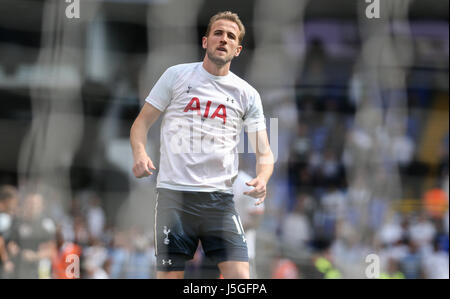 Harry Kane del Tottenham Hotspur si riscalda durante il match di Premier League tra Tottenham Hotspur e il Manchester United White Hart Lane a Londra. 14 maggio 2017 solo uso editoriale . No merchandising. Per le immagini di calcio FA e Premier League restrizioni si applicano inc. no internet/utilizzo mobile senza licenza FAPL - per i dettagli contatti Football Dataco Foto Stock