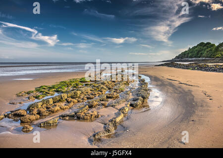 Immagine hdr di spiaggia di Powillimount, con vite senza fine a nido d'ape reef in primo piano, Dumfries and Galloway, Scozia. Foto Stock