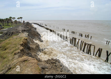 INDIA, West Bengal, il gange river delta Sundarbans , Sagar Island , diga rotto a causa di erosione del mare e di innalzamento del livello del mare / INDIEN Westbengalen, Gangesdelta Sunderbans , Sagar Island , vom Meer zerstoerter Deich Foto Stock