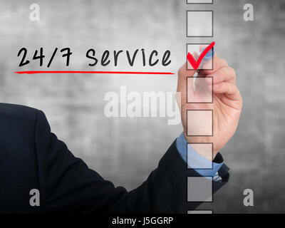 Imprenditore Controllo Servizio 24/7. Contrassegno di controllo sulla lista di controllo marcatore. Isolato su sfondo grigio, Stock Photo Foto Stock