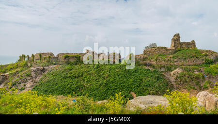 Hastings, Regno Unito - 13 maggio 2017: antiche rovine del castello di Hastings in east sussex, Regno Unito. il castello fatto costruire da Guglielmo il Conquistatore è un enorme par Foto Stock