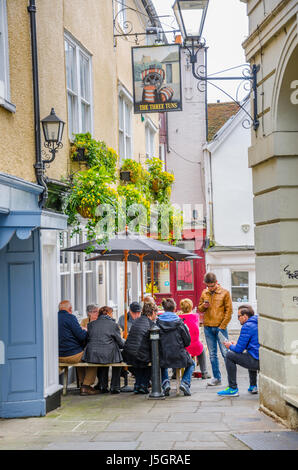 Il Three Tuns pub su Market Street in Windsor, Regno Unito. Foto Stock