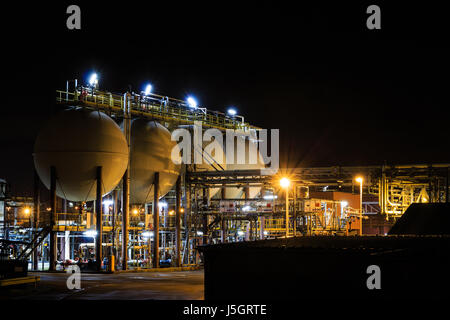 Acido cloridrico serbatoi della raffineria petrolchimica di notte. Tessenderlo, Fiandre, in Belgio, Europa Foto Stock