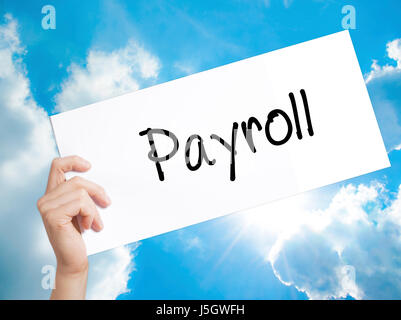 Payroll segno su carta bianca. Man mano che tiene la carta con testo. Isolato su sfondo cielo. Il concetto di business. Stock Photo Foto Stock