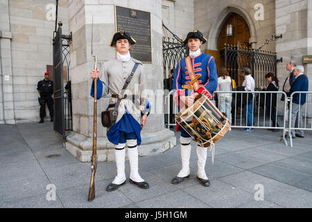 Montreal, CA - 17 Maggio 2017: Colonial esercito francese reenactors davanti alla Cattedrale di Notre Dame, prima della solenne santa Messa per il 375 anniversario di Montreal inizia a credito: Marc Bruxelle/Alamy Live News Foto Stock