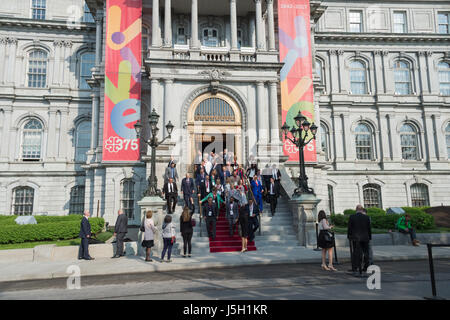 Montreal, CA - 17 Maggio 2017: i funzionari sono andando fuori di Montreal Cityhall per andare alla Messa solenne per il 375 anniversario della fondazione del credito di Montreal: Marc Bruxelle/Alamy Live News Foto Stock